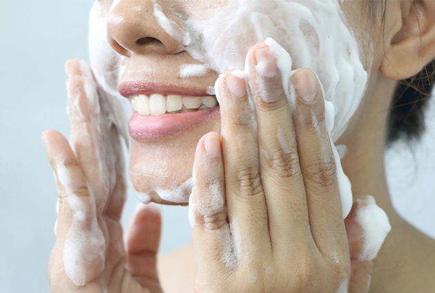 Here's How To Choose The Right Face Wash For All Skin Types